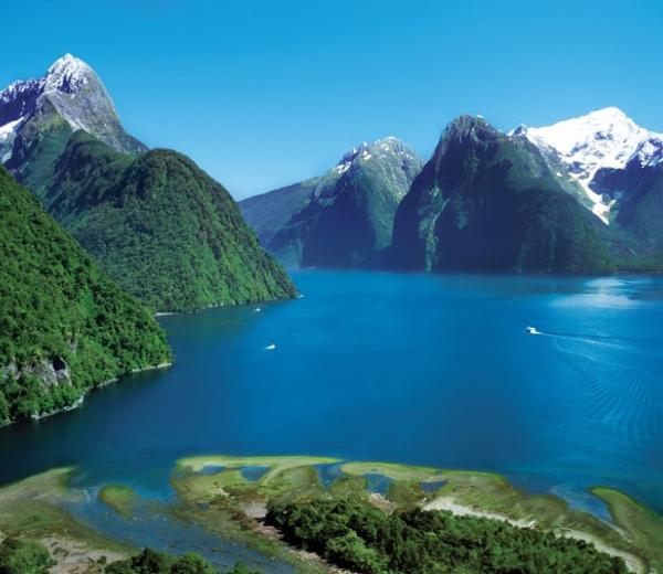 In Australien und Neusseland gibt es blaues Meer, große Berge, Inseln am Park Narodowy Fjordland. 