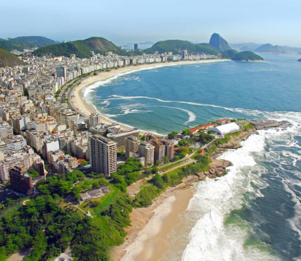Der Strand Copacabana ist einer der berühmtesten Strände auf der Welt. Eine Rio de Janeiro Kreuzfahrt jetzt buchen!