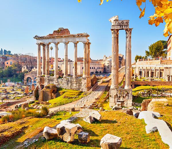 Das Romanum Forum ist eines der ältesten Bauwerke aus dem antiken Rom. Im Sonnenschein ist es ein beliebtes Ausflugsziel. 