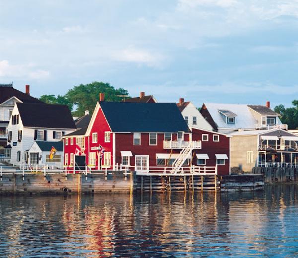 Lunenburg: kleine rote Häuser, kanadischer Rum, Lobster Rolls und ein Segeltörn, den Sie nicht vergessen werden.  