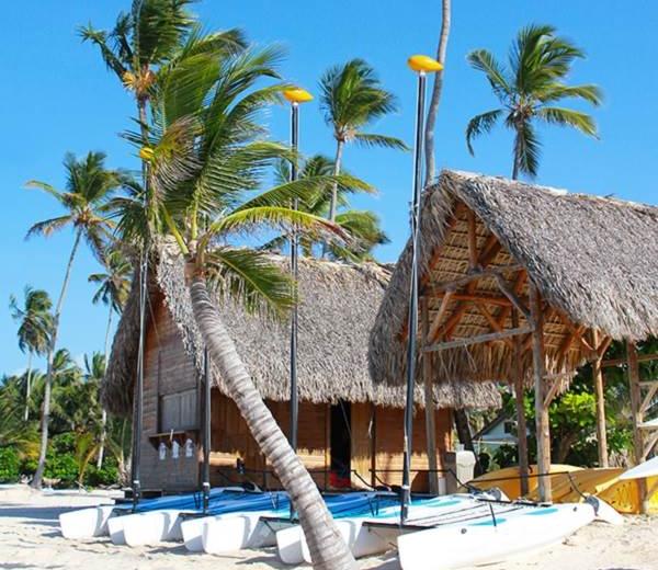 Die NAVI Beach Häuser auf Hawaii mit Stohdächern liegt direkt am Strand. 